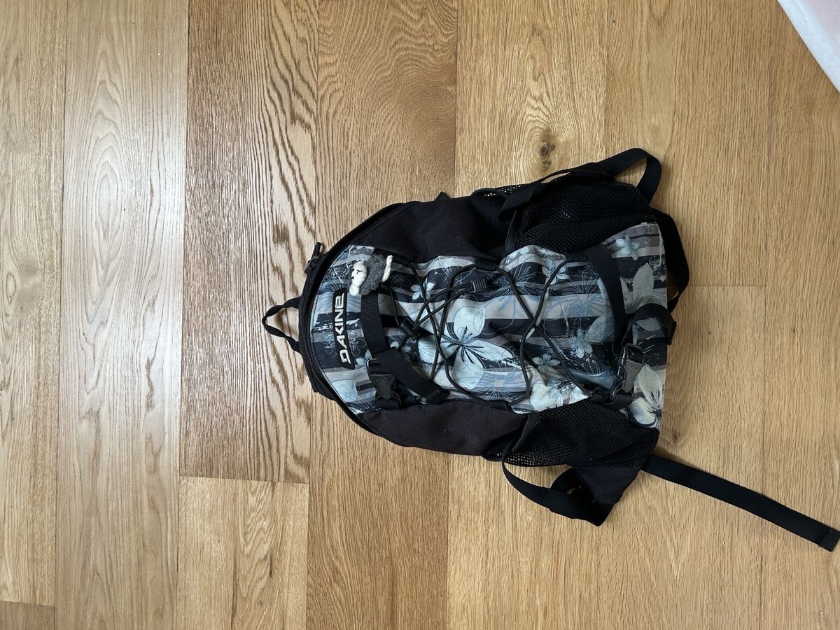 Dakine Sacs à dos: Rucksack Dakine schwarz mit Blumenmuster  – D'occasion à Au ZH par ber_2mtp