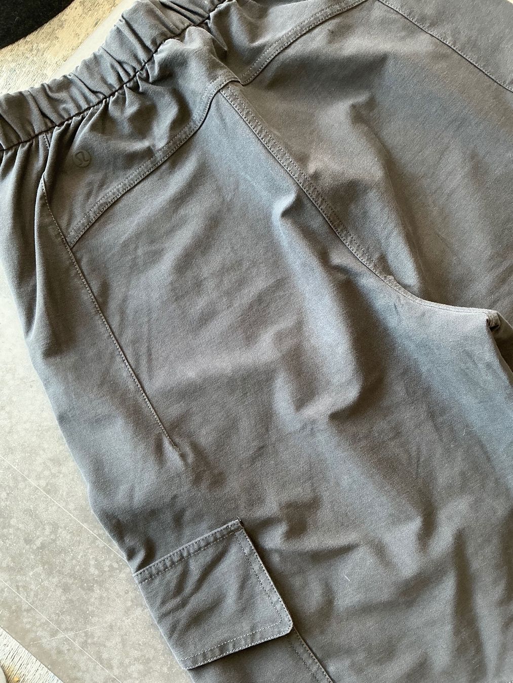 Lululemon Pantaloni: Lululemon Light Utilitech Cargo Pocket High-Rise Graphite Gr – Usato da Zollikon venduto da halbkarat 2