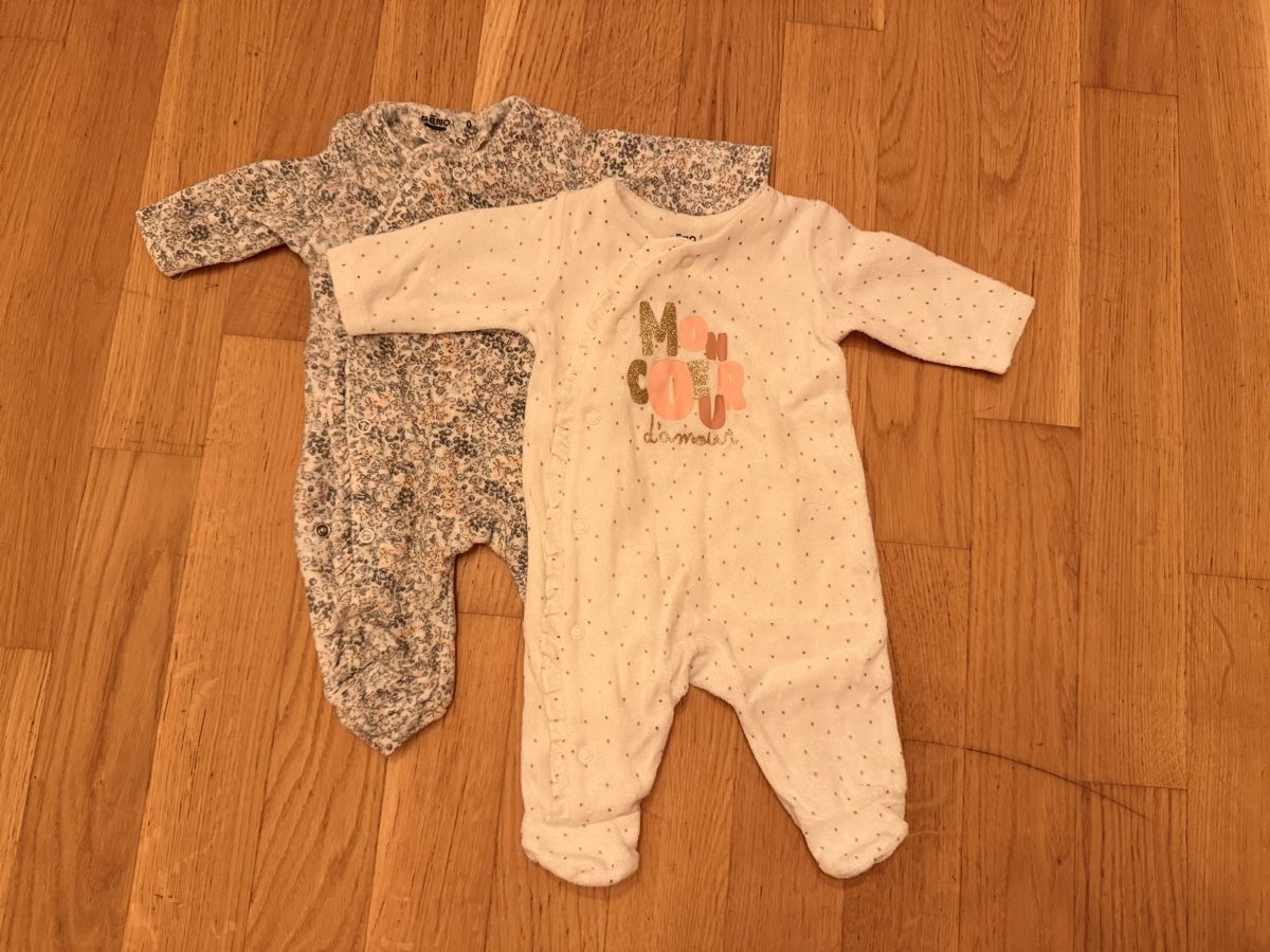 Pyjamas & Ähnliches: Deux pyjamas, taille naissance – Gebraucht aus Lengnau BE von wal_zf7c