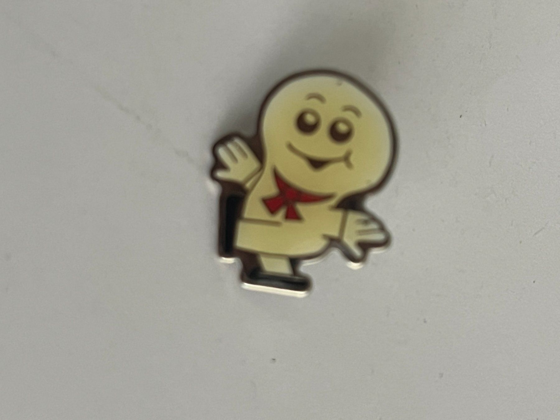 Maga Plaketten & Abzeichen: Pin Bio Steinfels Figur roter Schal – Gebraucht aus Dietikon von sch_w2tw