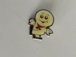 Pin Bio Steinfels Figur roter Schal