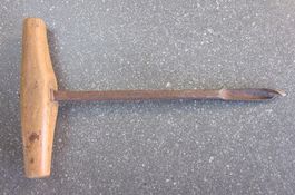 Alter Hand-Bohrer geschmiedet mit Holzgriff