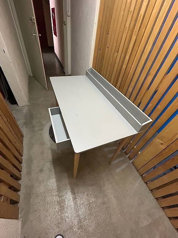 Maisons du monde Scrivanie: Bureau gris – Usato da Pully venduto da aleksandraheld 2