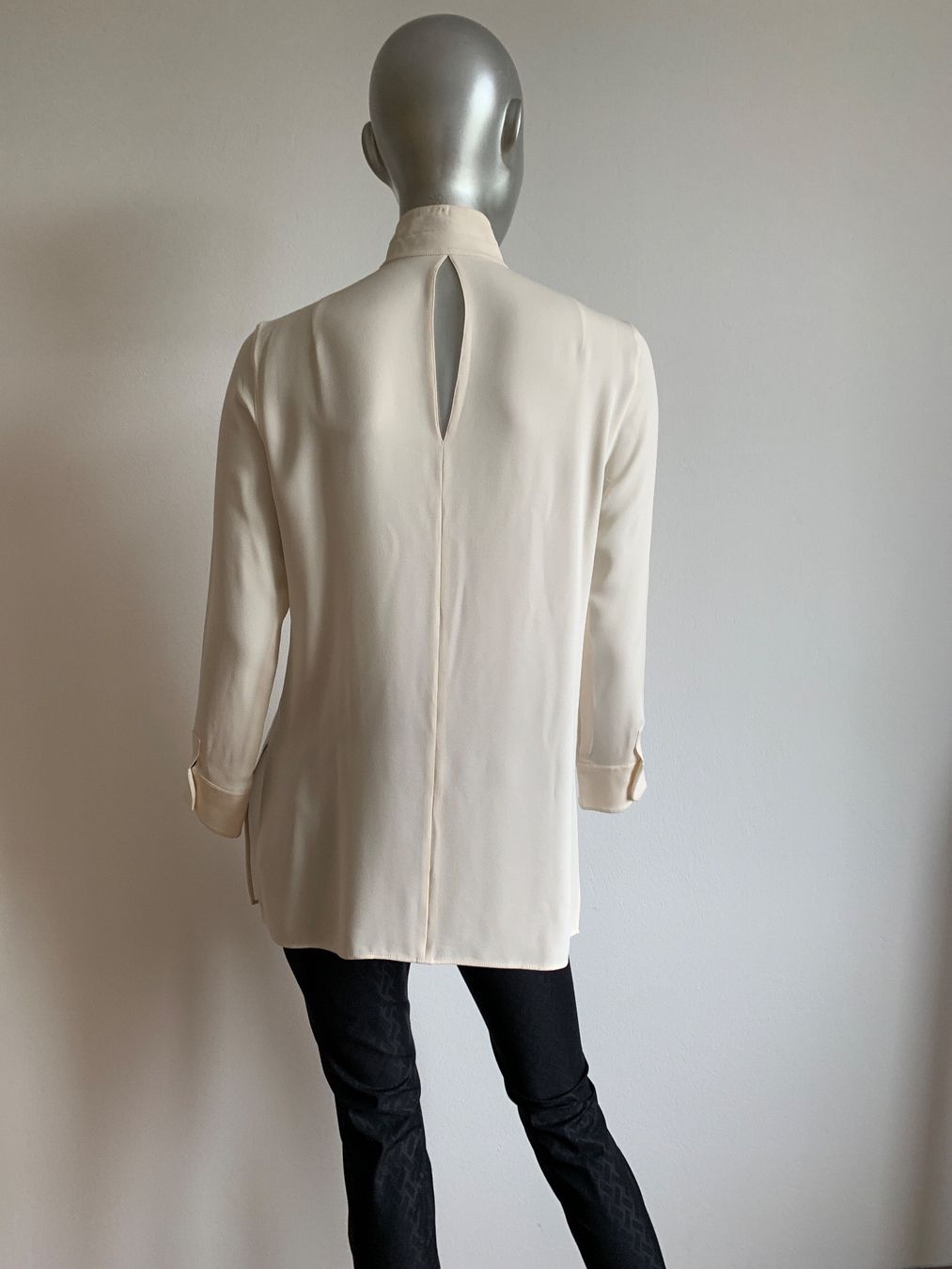 Akris Camicette: AKRIS: puderfarbene Seiden-Bluse mit Lederverzierung – Usato da Luzern venduto da paulablue 7