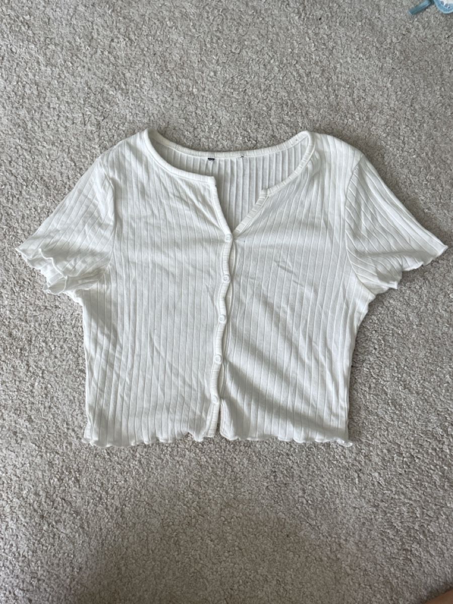 Shein Top: Weisses Ripp-Top mit Knopfleiste, Gr S – Usato da St. Niklausen LU venduto da car_2562