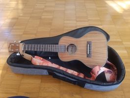 Uma Ukulele Modell UK-15SC mit Tasche und Stimmgerät
