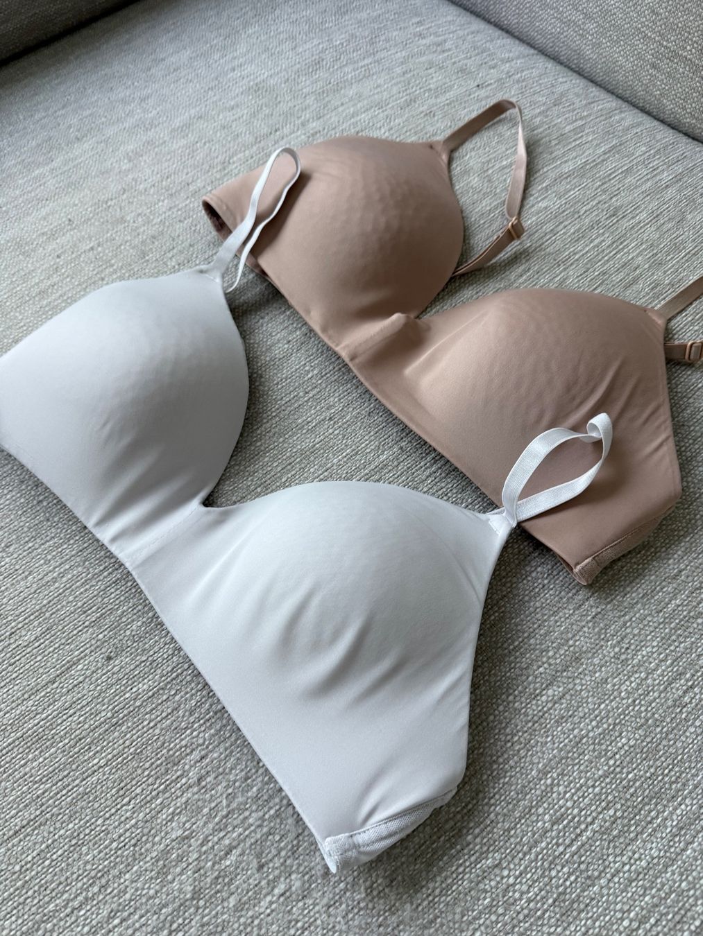 H&M Altra biancheria intima: 2 H&M classic bras B75 (white + beige) – Nuovo (secondo la descrizione) da Genève venduto da fat_5zzp 1