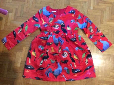 Robe neuf rouge avec des oiseaux manges longes taille 7-8 an