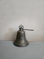 Alte Viehglocke mit Figurenrelief & Klöppel – Bronze/Messing