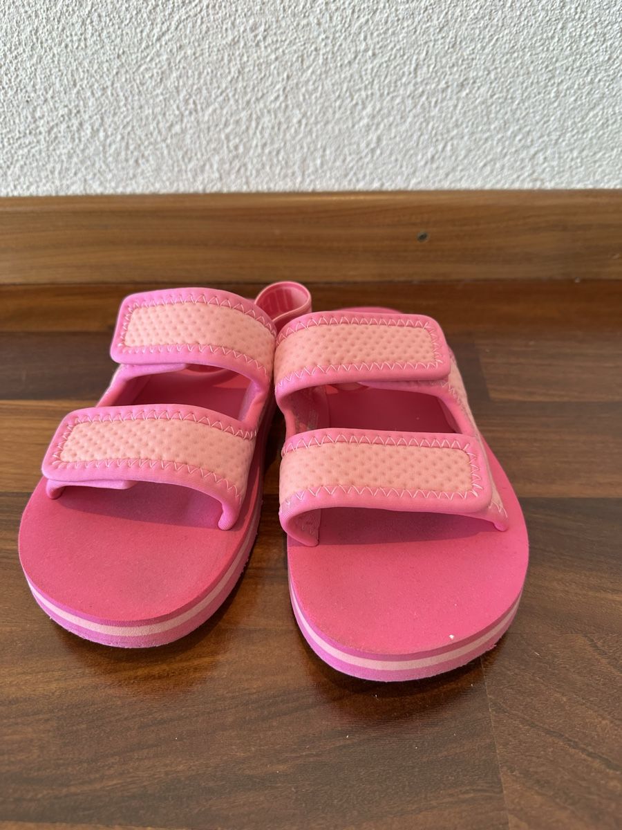 Ugg Schuhe für Mädchen: UGG Badesandalen Gr. 33.5 – Gebraucht aus Glattpark(Opfikon) von Glatt19