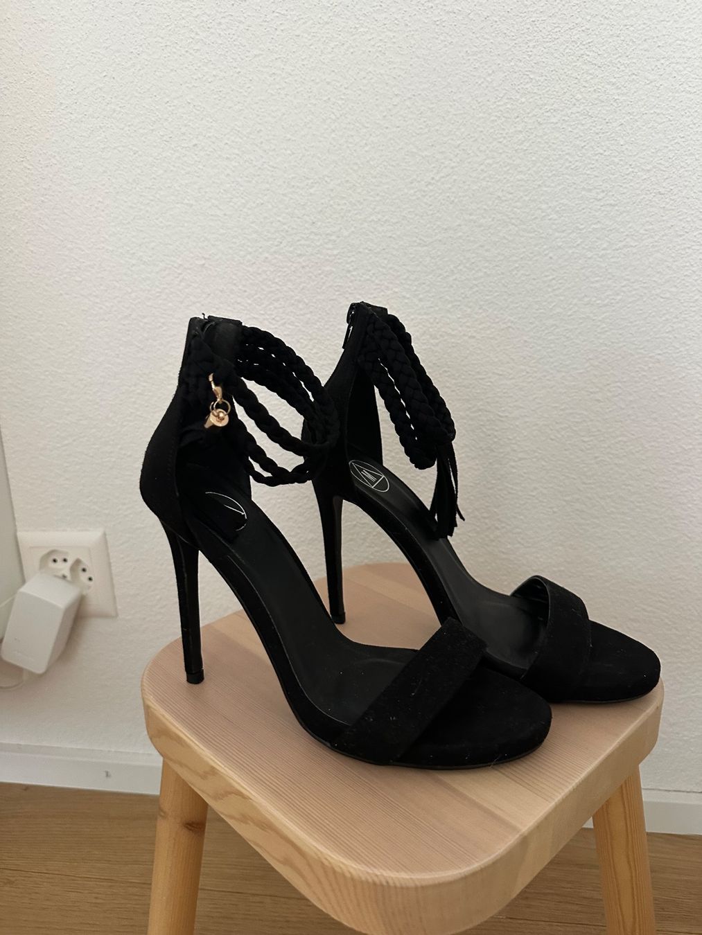 Scarpe da donna: Elegante schwarze Sandaletten Gr.39 – Usato da Winterthur venduto da jel_hc8v 1