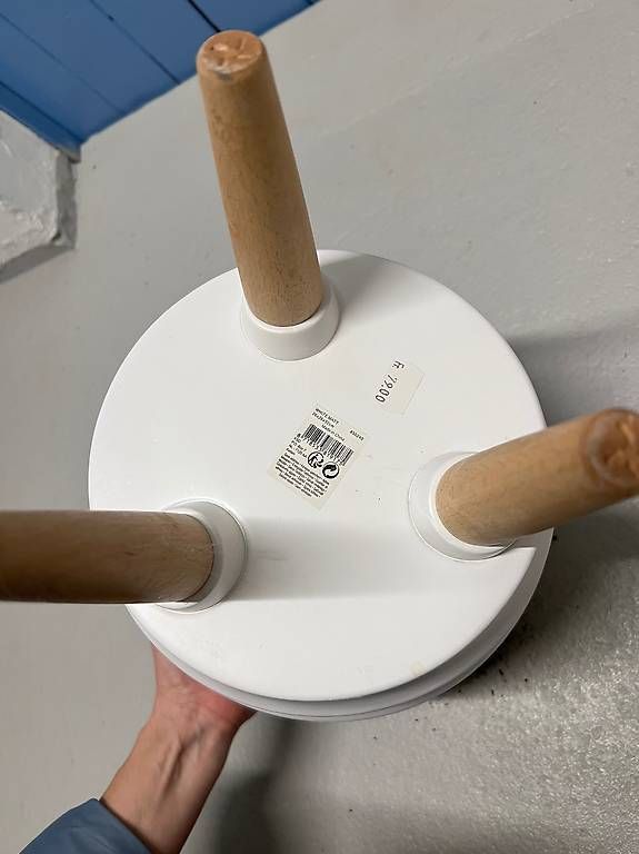 Blumentöpfe: Blumentopf Übertopf weiß mit Holzbeinen – Gebraucht aus Luzern von Sportstudentin 1