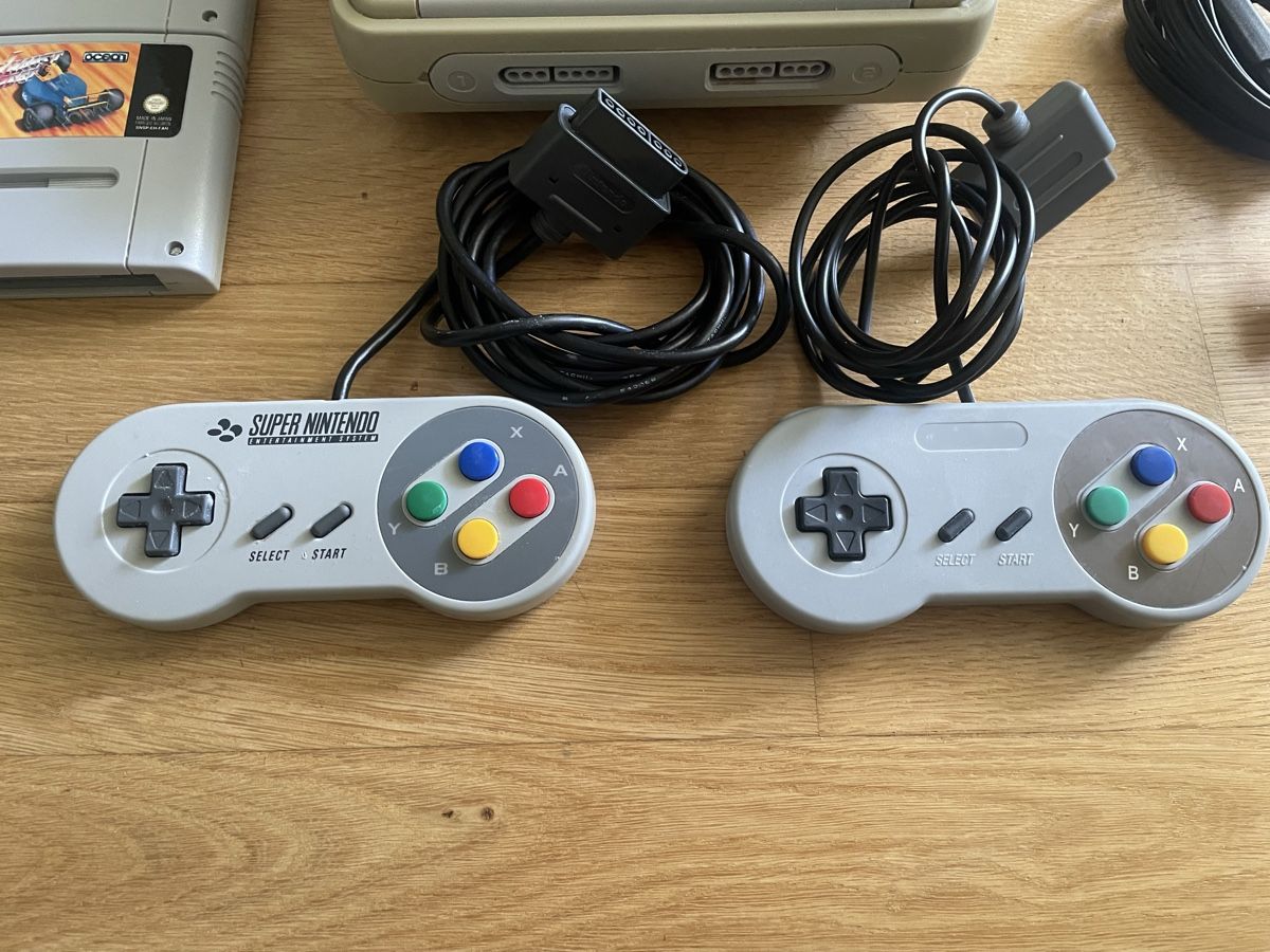 Nintendo Console: Super Nintendo SNES Konsole 4 Spiele 2 Controller AC Adapter – Usato da Luzern venduto da Yenka 2