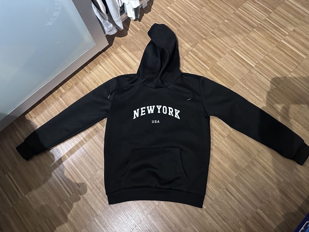 Schwarzer NEW YORK Hoodie Gr. M  1