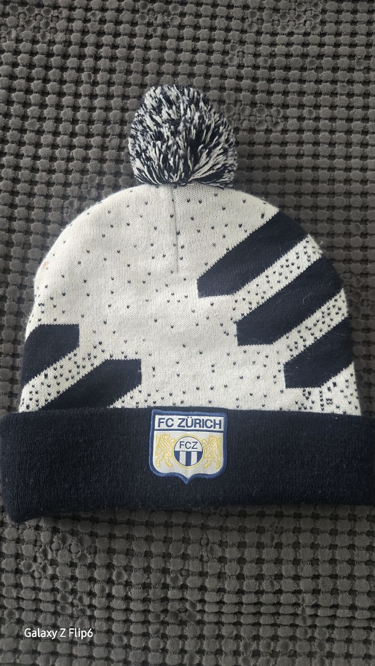 FCZ Altro abbigliamento per bambino: FCZ Kinder- Wintermütze – Usato da Zürich venduto da Deesay