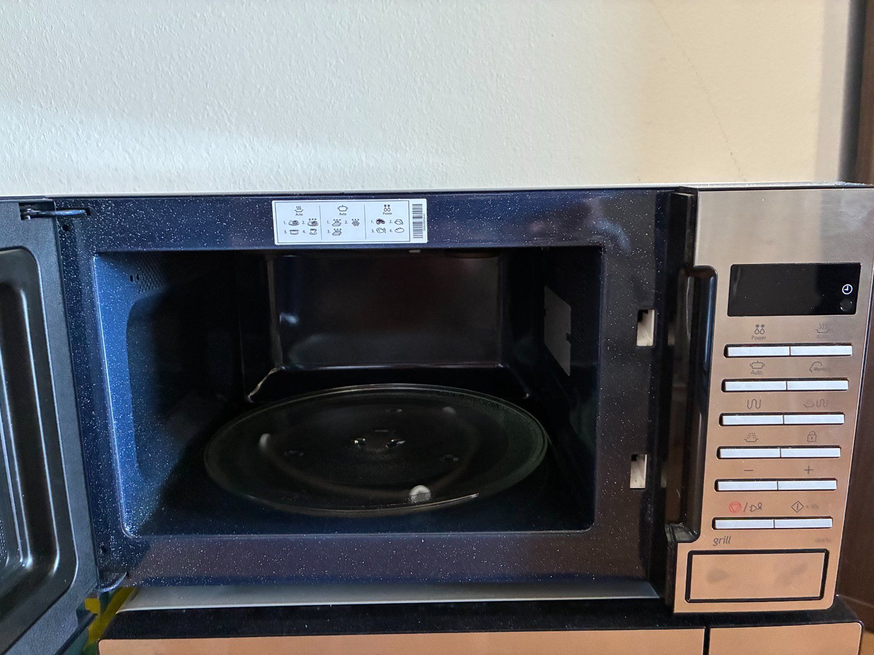 Samsung Fours: SAMSUNG micro-onde (comme neuf) – D'occasion à Brent par fwu_n8fg 1