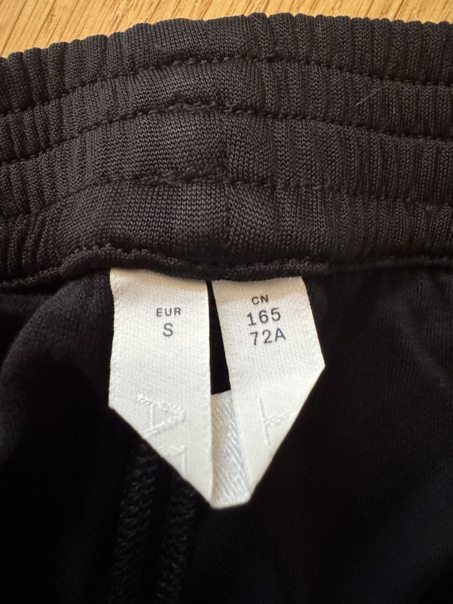 Arket Pantaloni: Schwarze Trackpants Arket – Usato da Zürich venduto da Zisi7 4