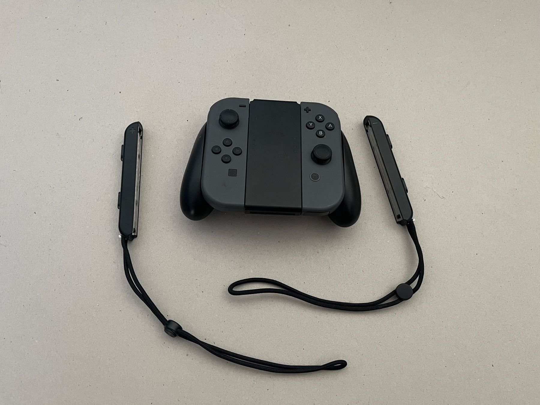 Nintendo Controller: Nintendo Switch Joy-Con Set Grau + Grip + Schlaufen – Usato da Alterswil FR venduto da czRtdXg