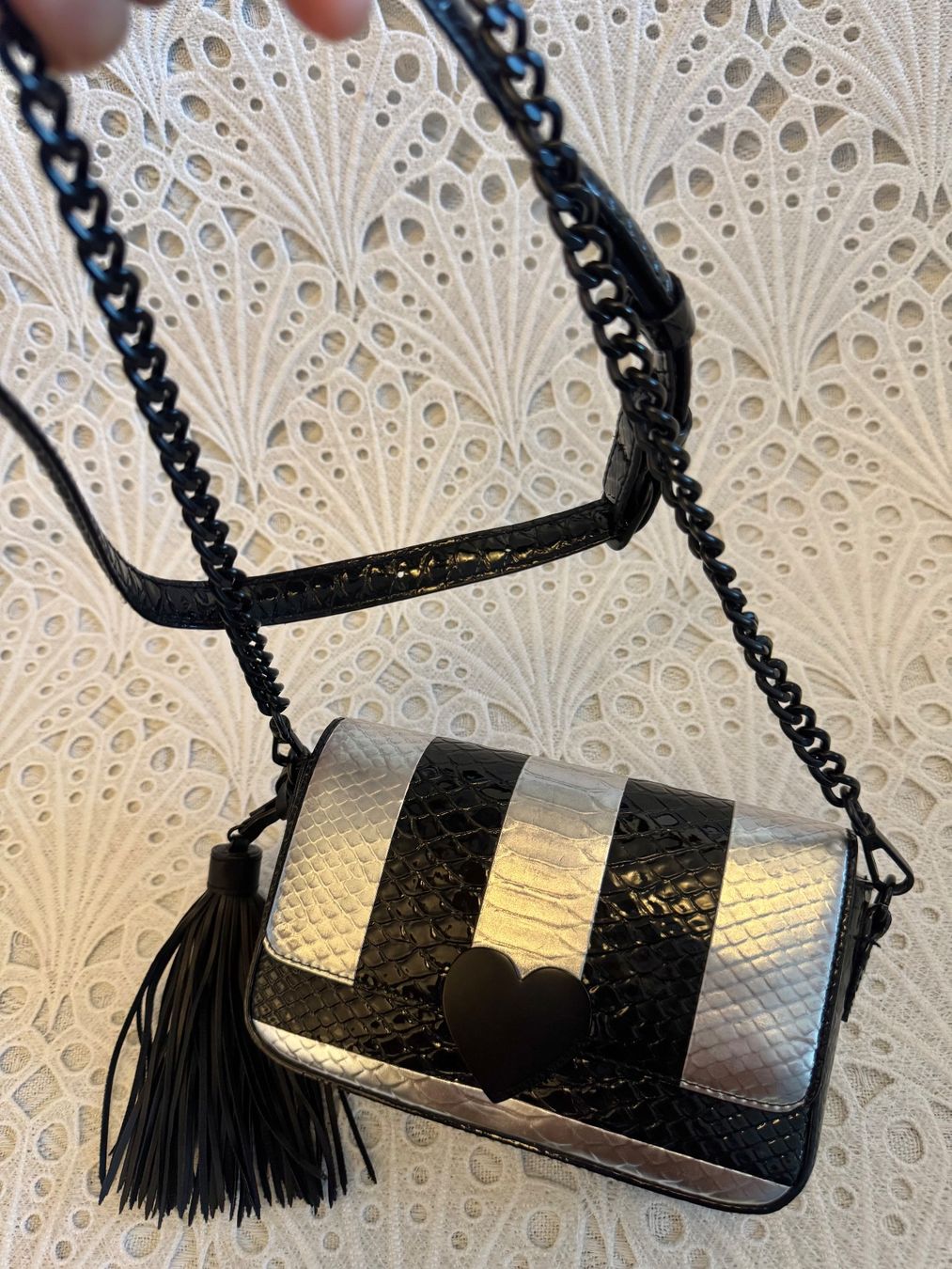 Victoria's Secret Borse da donna: Victoria's Secret Luxe Python Stripe Tasche Schwarz/Silber – Usato da Frenkendorf venduto da Style365 1