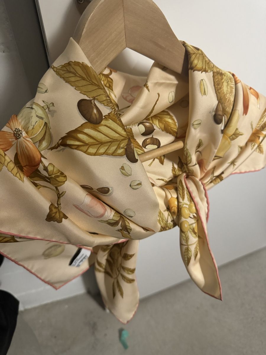 Salvatore Ferragamo Foulards & écharpes: Salvatore Ferragamo Seidentuch – D'occasion à Zürich par Chanelle07