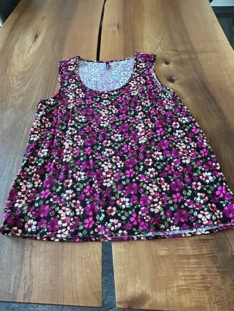 Sommertop mit Blumenmuster, Grösse M, Top Zustand!