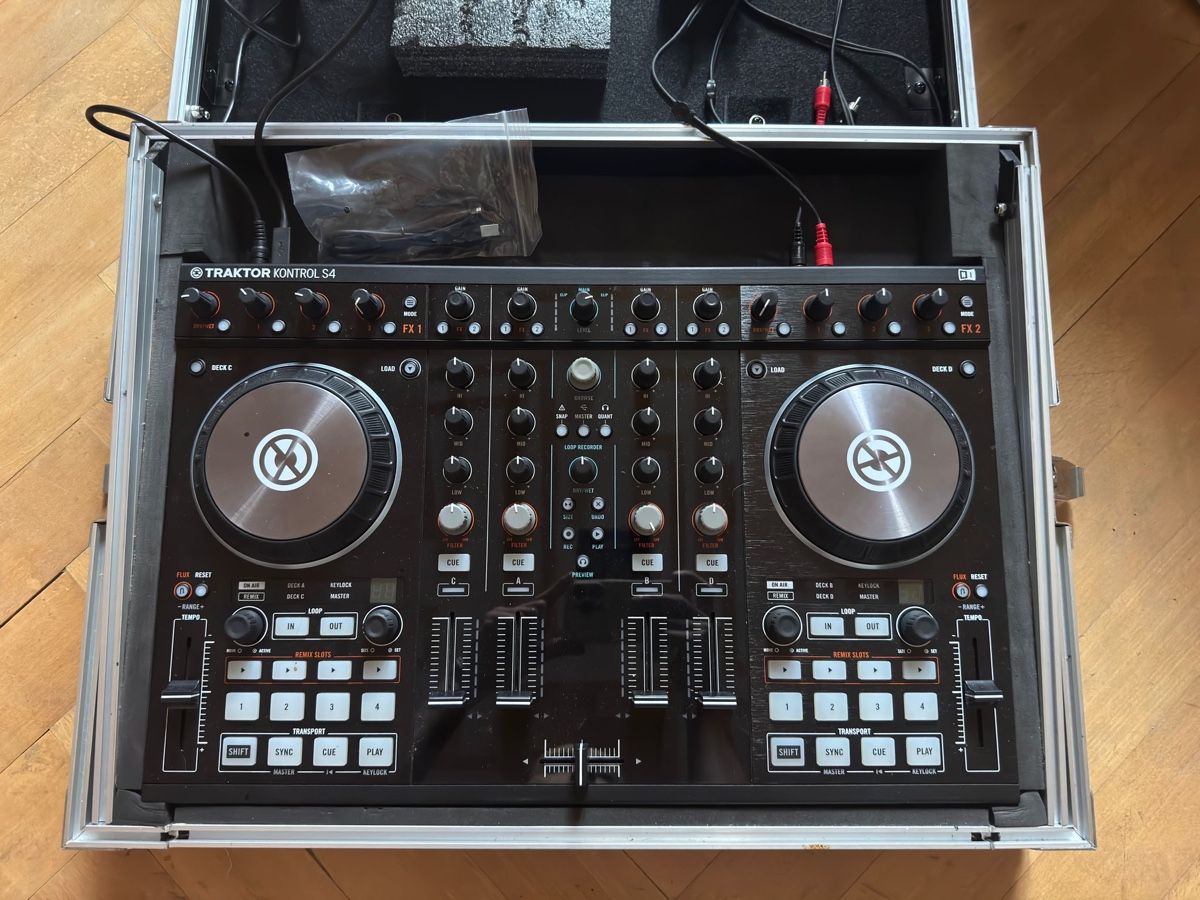 Traktor Mischpulte: DJ Pult Traktor Kontrol S4 – Gebraucht aus Adligenswil von goverla11 1