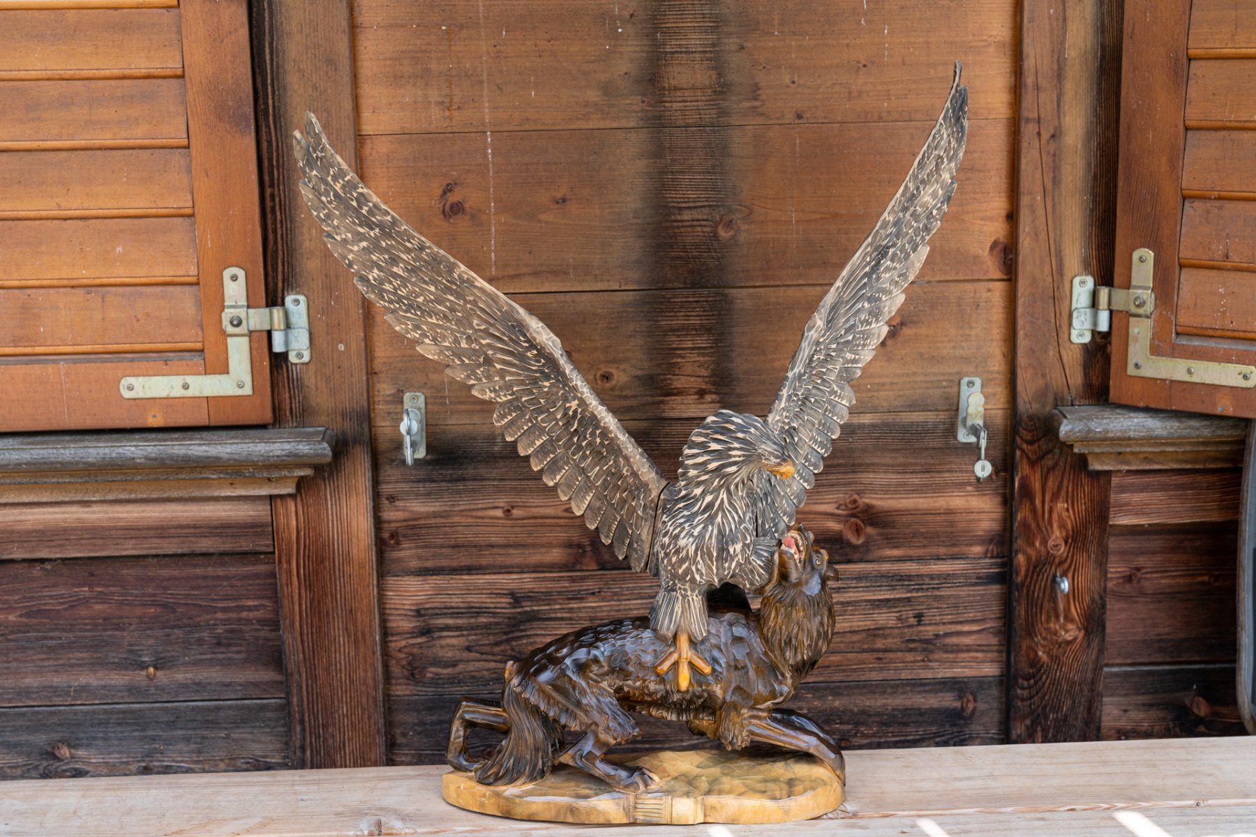 Skulpturen & Statuen: Adler auf Wolf aus Holz, handgeschnitzt – Gebraucht aus Alchenstorf von mab1410