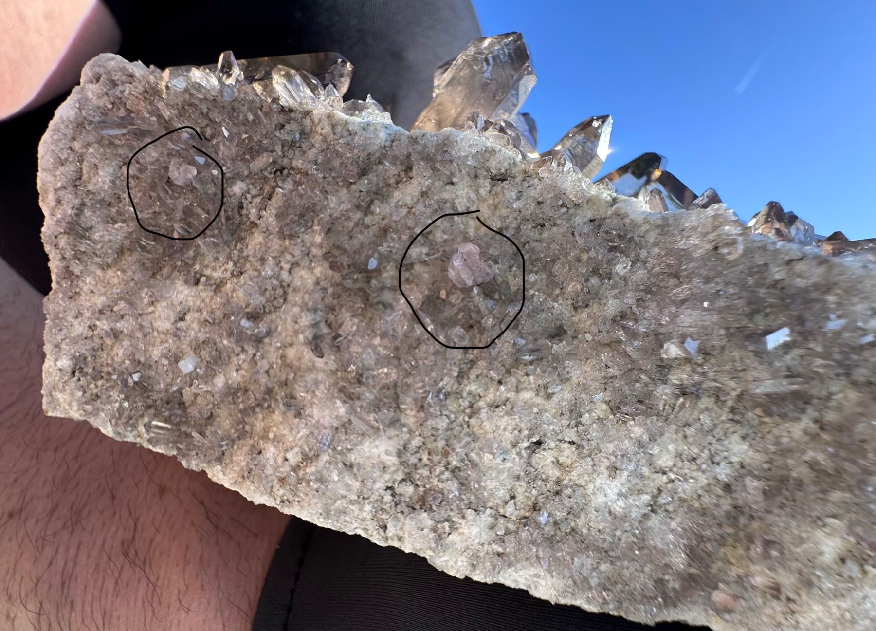 Minerali & Pietre curative: Fume Quartz & Rose Fluorite Matrix – Usato da Genève venduto da qua_q7kb 1