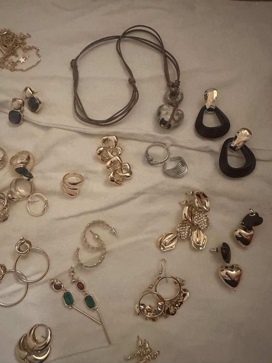 Colliers: Kiste mit Modeschmuck – D'occasion à Triengen par Meetmeatthebodega 3