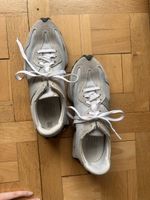 New Balance grau