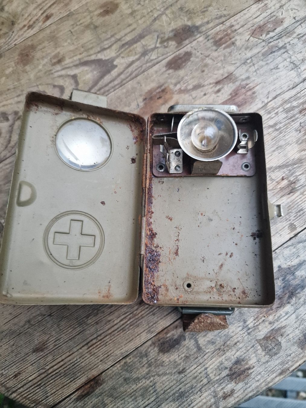Schweizer Armee Lampen: Lampe Armeegrün mit Kreuz, gebraucht – Gebraucht aus Weite von Liane1973 2