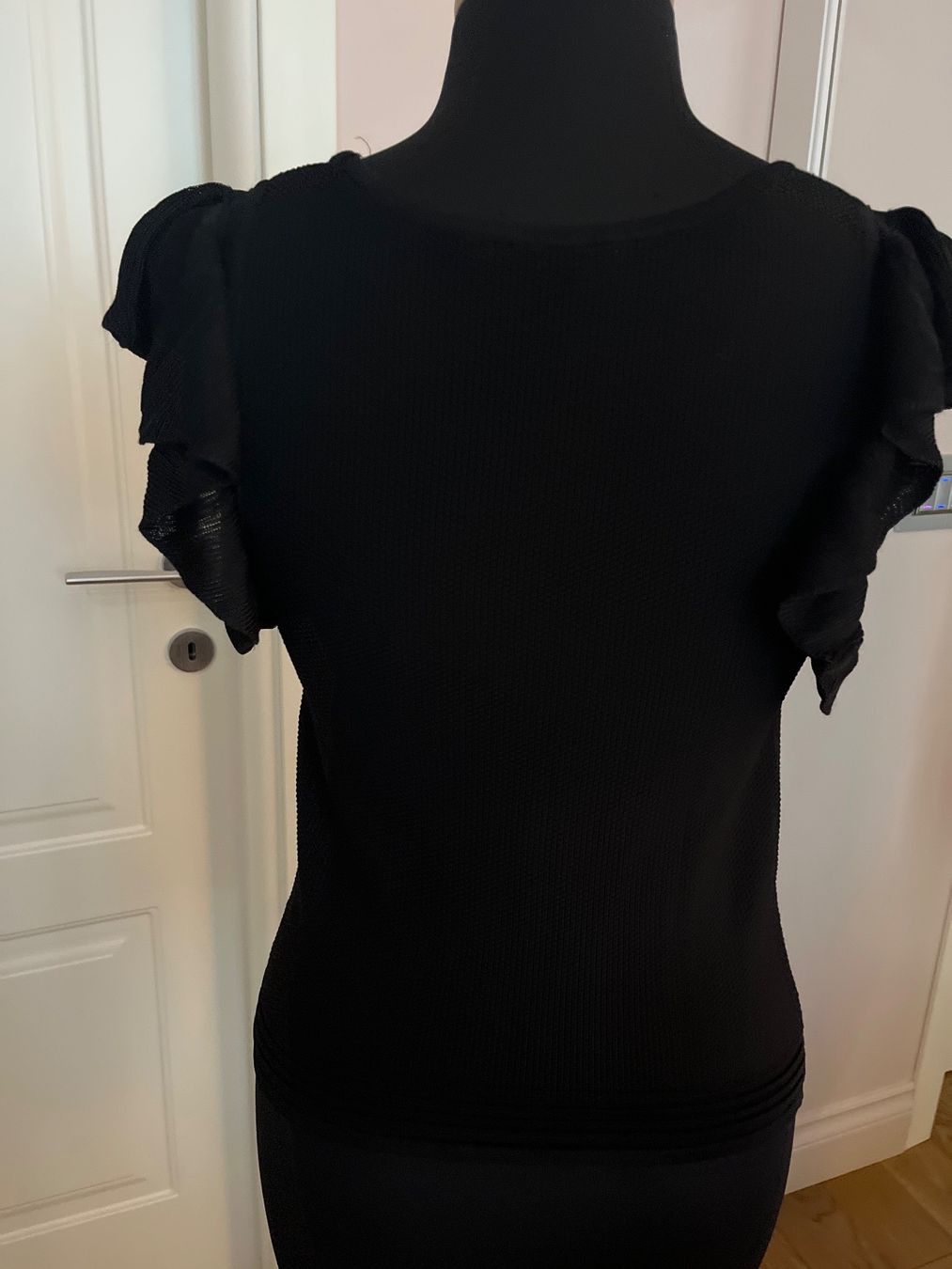 Sandro Blusen, T-Shirts & Tops: Black top  Sandro round neck – Gebraucht aus Rüschlikon von ant_5v7g 3