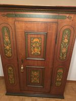 Antiker restaurierter Schrank