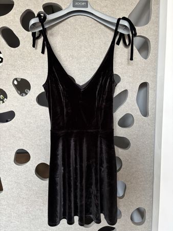 Schwarzes Kleid aus Nicki-Samt von &other stories Gr. 34
