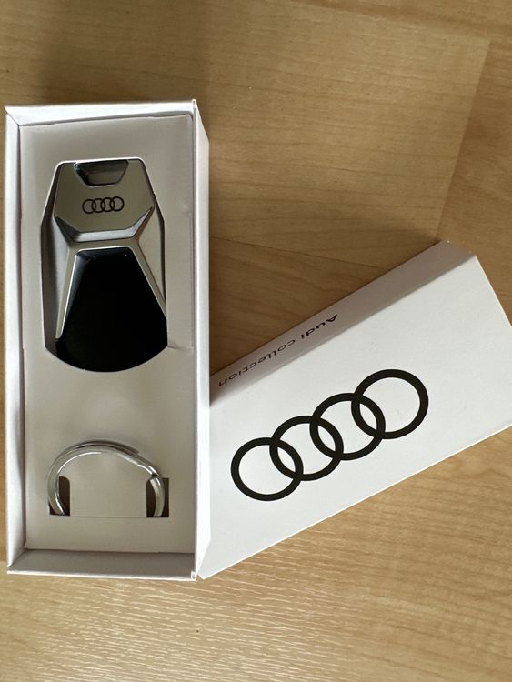 Audi 3182500900 Schlüsselanhänger Metall Leder Anhänger Schlüsselring Keyring Gravur, Mit Q2 Schriftzug Und Audi Ringe Logo, Silber/schwarz