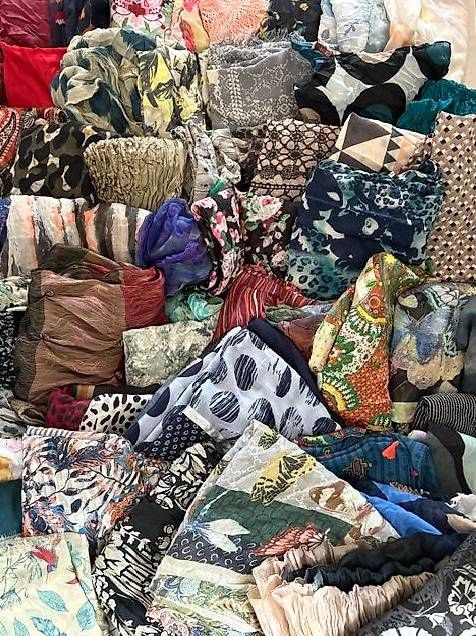 Foulard & Sciarpe: Wunderschöne Schals  – Usato da Fulenbach venduto da sno_71