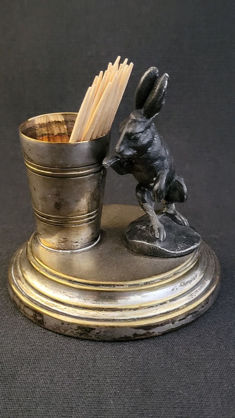 Statuette: Antiker Zahnstocherhalter mit Hase, versilbert – Usato da Basel venduto da spinne02 1