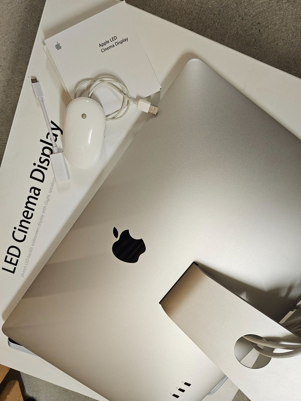 Apple Monitor: Apple Cinema Display + USB-C Adapter + Apple Maus – Nuovo (secondo la descrizione) da Wettingen venduto da dia_hv56 3