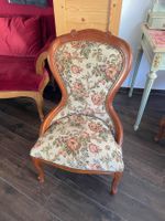 Antiker Stuhl mit Blumenmuster - Vintage Chic Möbelstück!