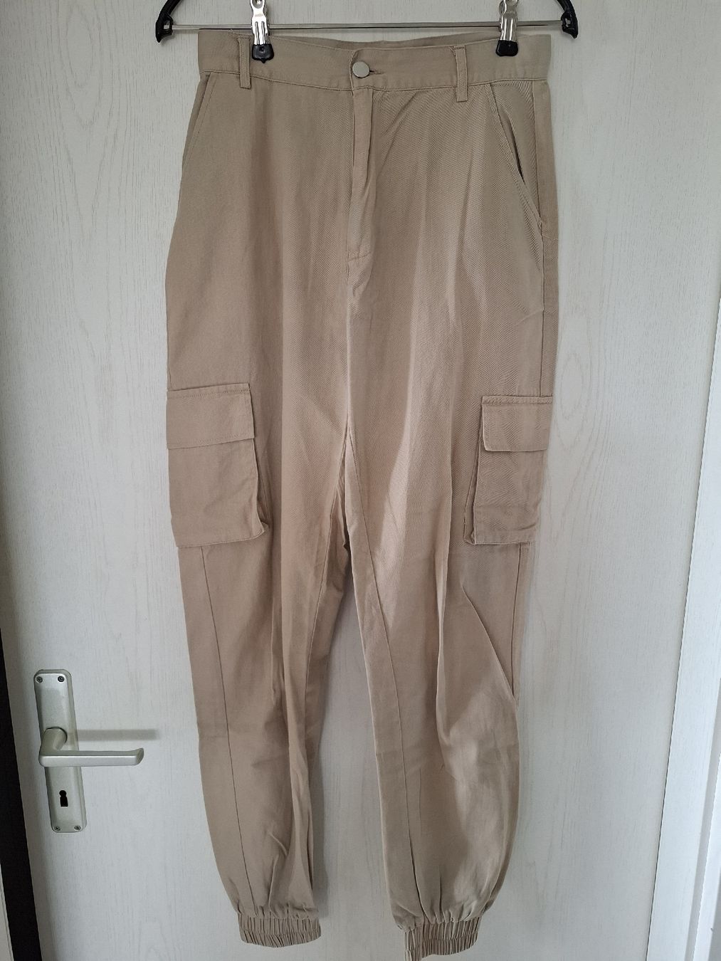 Pantaloni: pantalon style cargo beige – Usato da La Chaux-de-Fonds venduto da emm_9r5v