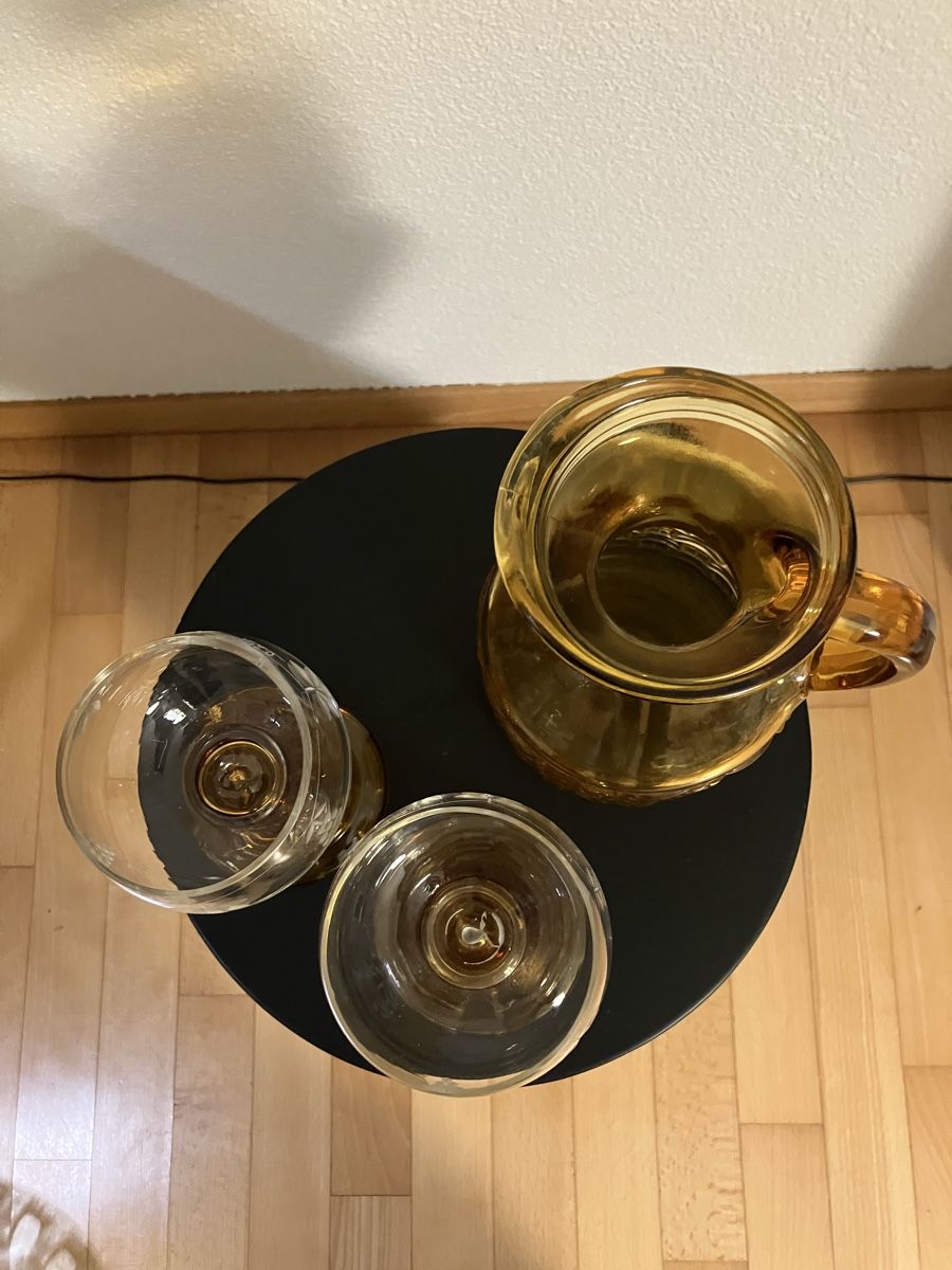 Caraffe: 1970er Bormioli bernsteinfarbige Glaskaraffe & 2 Weingläser – Usato da Stäfa venduto da ummroxana 1