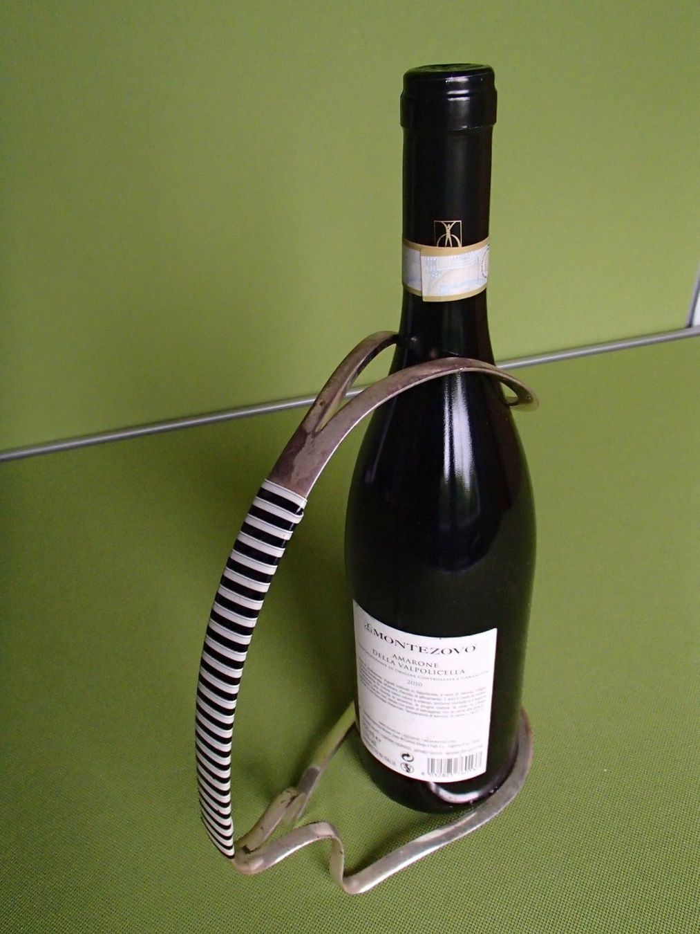 Supporti a parete: Vintage Weinflaschenhalter mit Scoubidou – Usato da Schöfflisdorf venduto da pullux 4