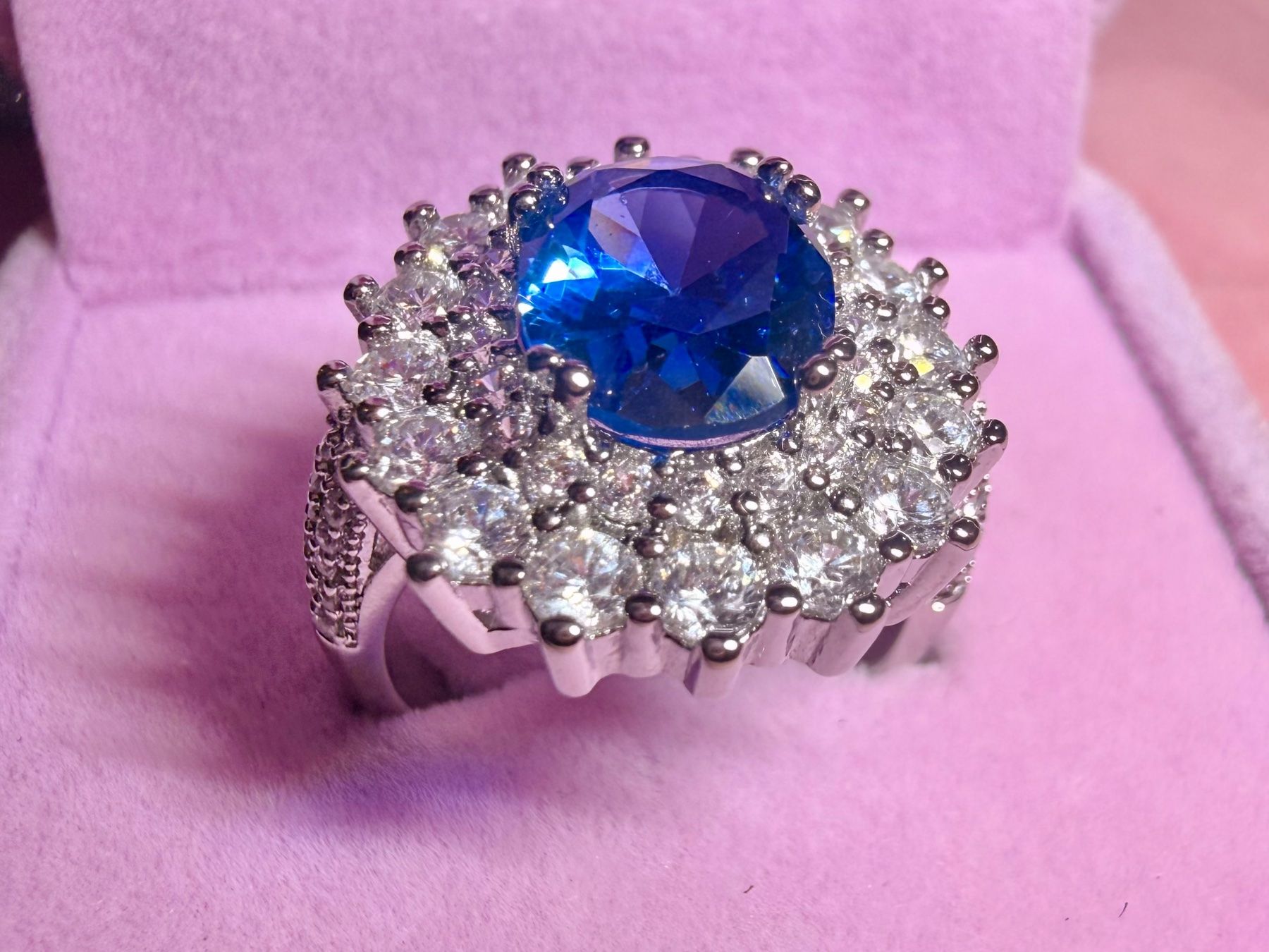 Anelli: Bague élégante avec saphir bleu – Nuovo e nell'imballaggio originale da St-Maurice venduto da Sandrinette123 5