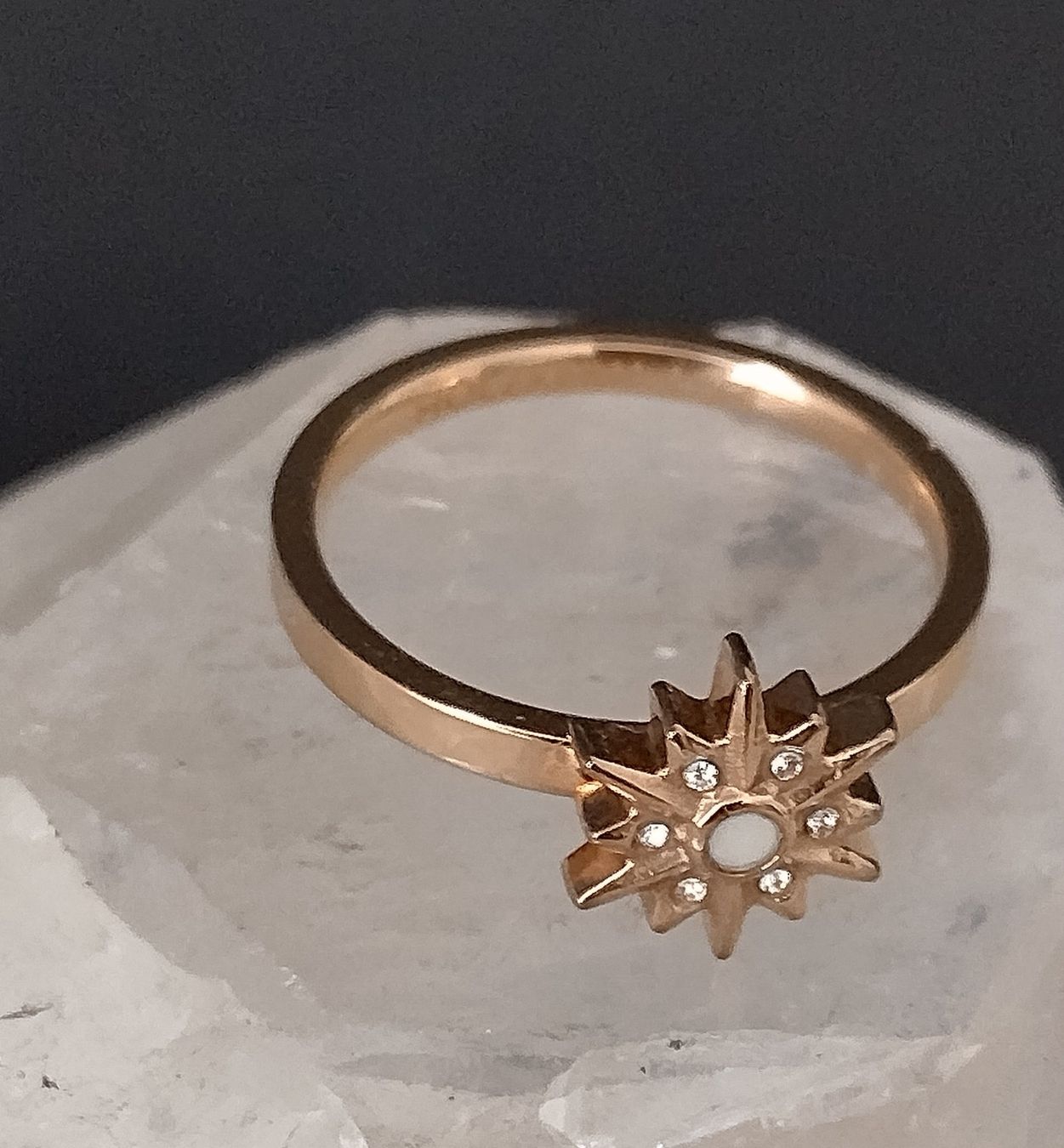 Anelli: ASTERISK RING ROSE  VON HOLZKERN MIT WEISSEM PERLMUTT – Usato da Romanshorn venduto da BoutiqueA 2