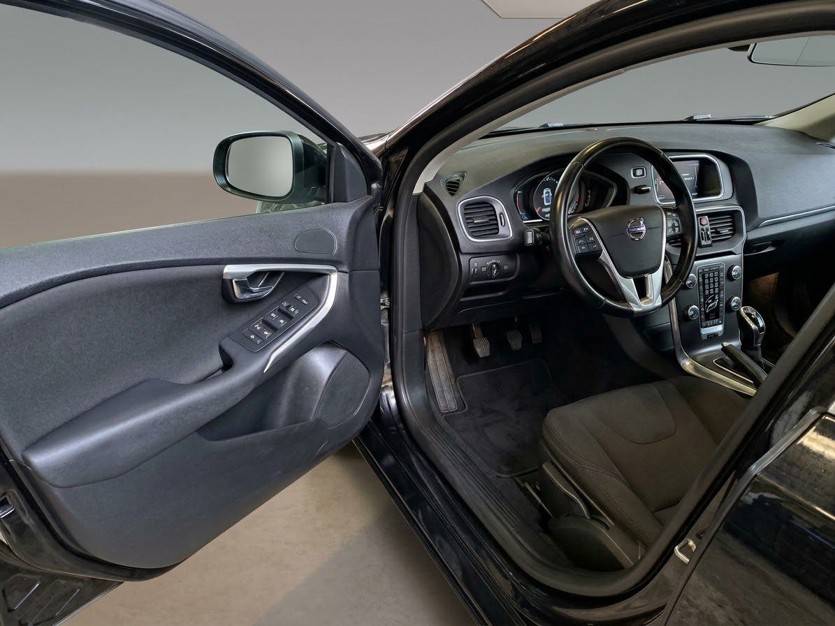 Volvo Automobili: Volvo V40 T4 R-Design – Usato da Stein AR venduto da CHZE 7