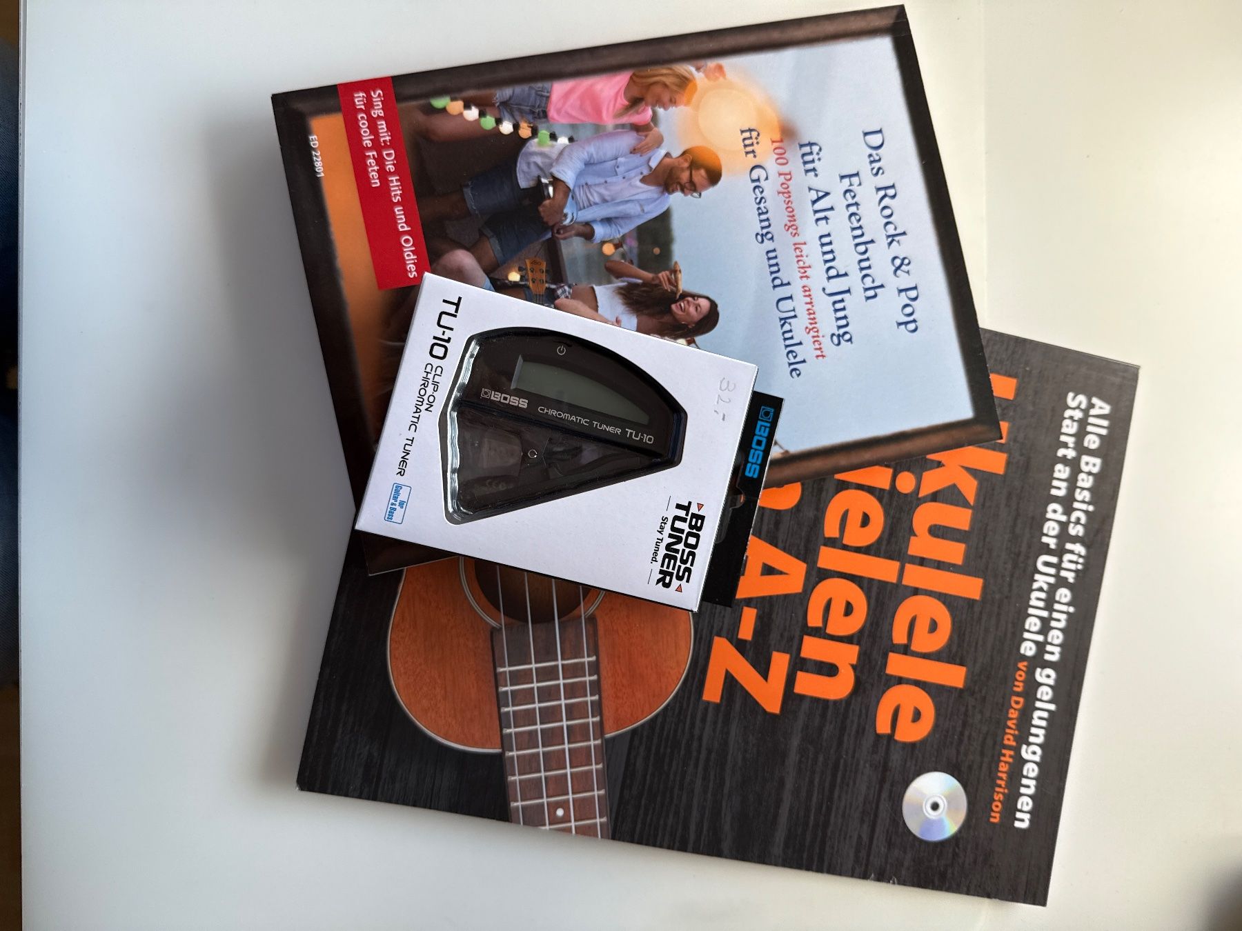 Instruments de musique: Stimmgerät und 2 Ukulele Bücher – D'occasion à Rickenbach BL par sar_m9ks