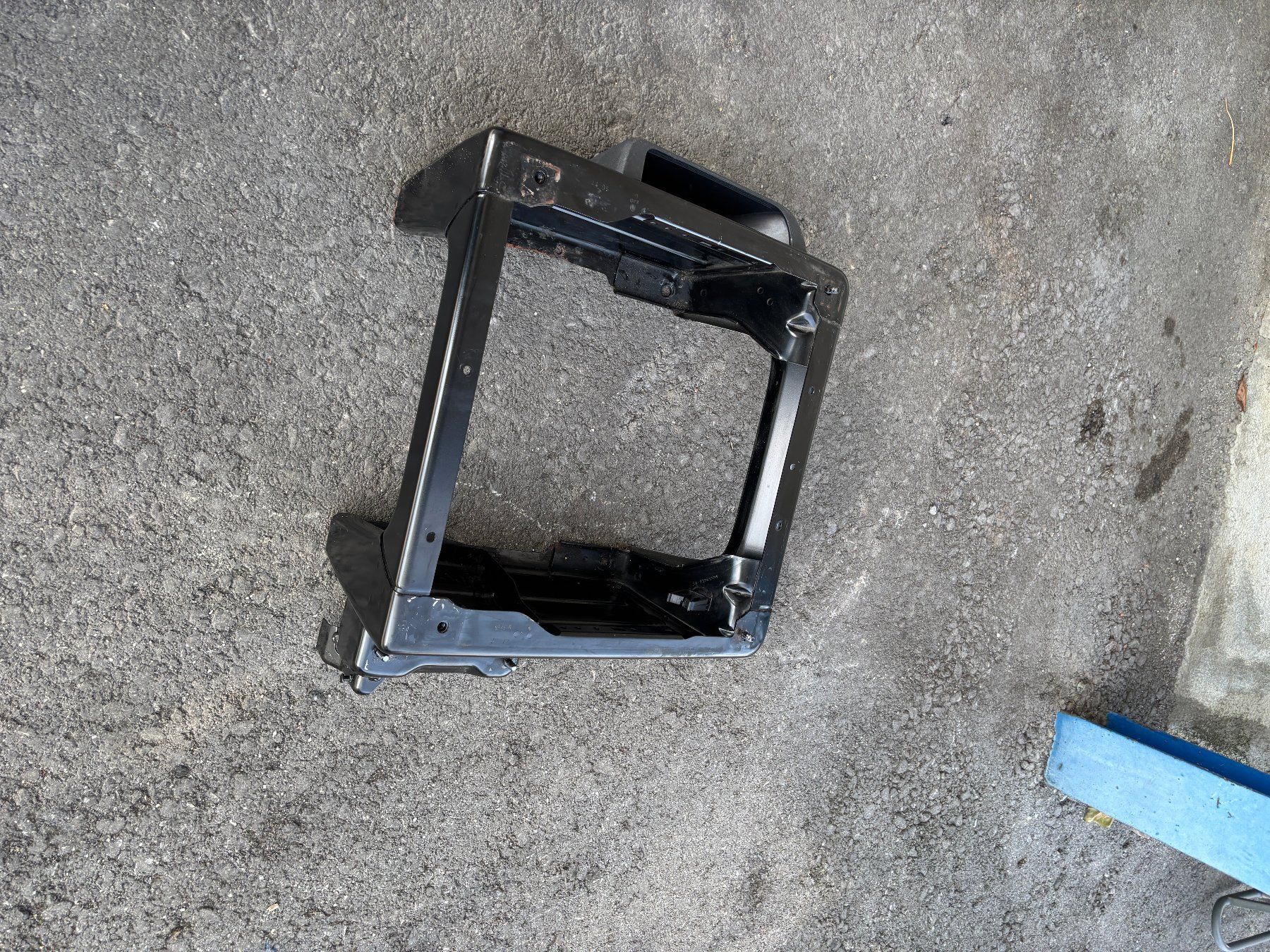 VW Tutti pezzi di ricambio auto: VW T5 Sitzkonsole – Usato da Gams venduto da mir_n5kk 1