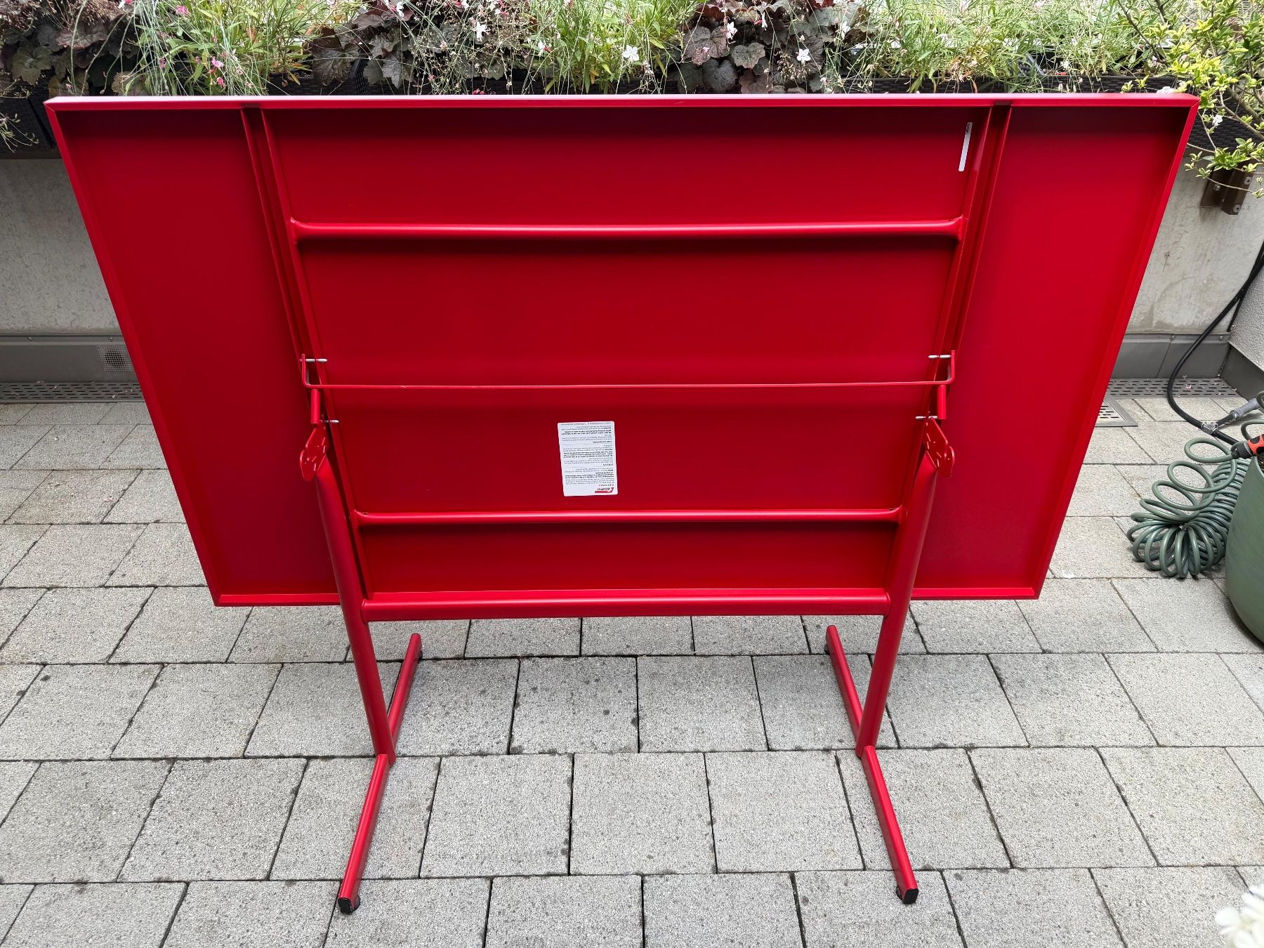 Schaffner Tische: Roter Schaffner Gartentisch / Terrassentisch – Gebraucht aus Zürich von Daniverricard 2