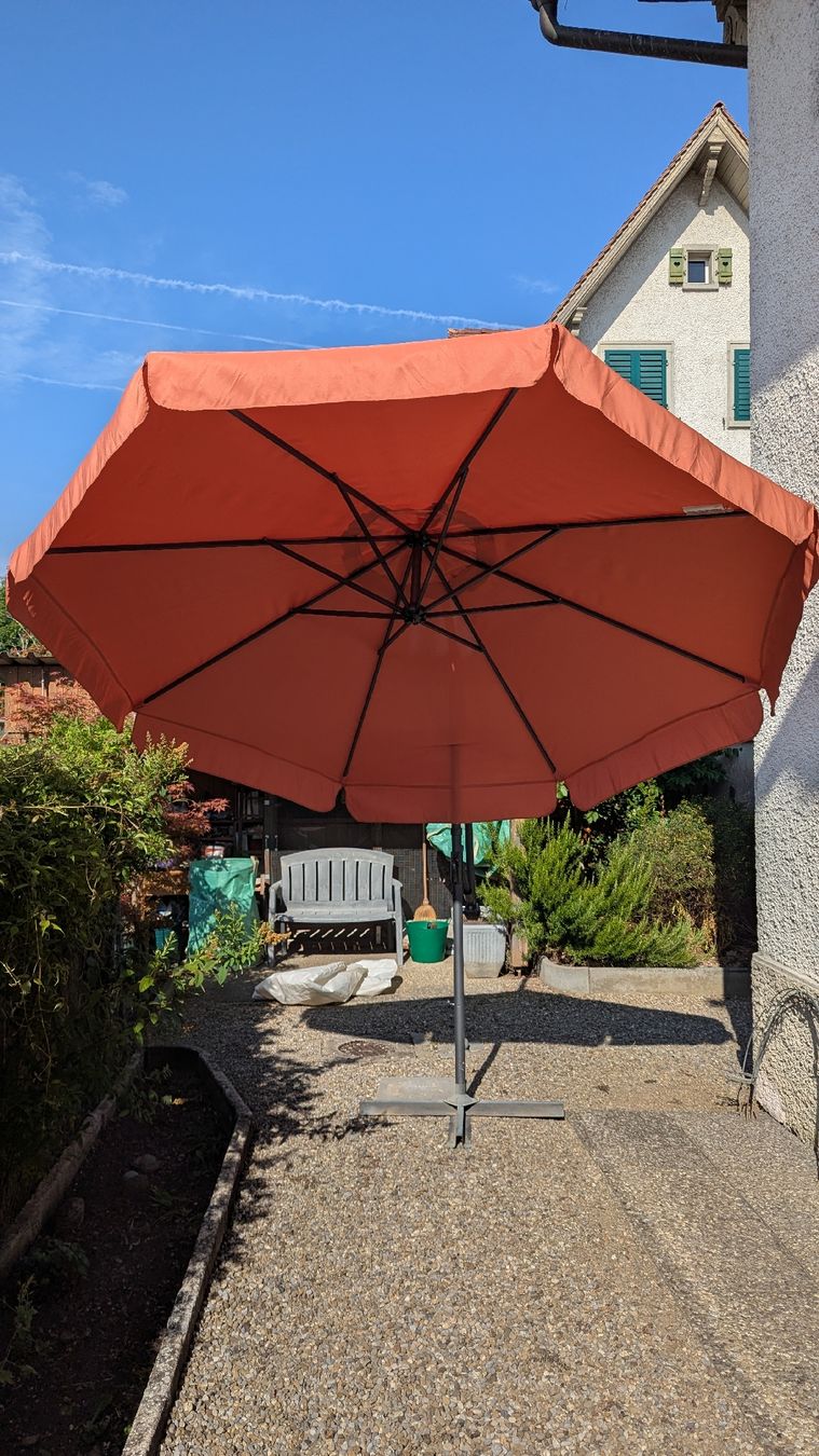 Sonnenschirme: Sonnenschirm Zangenberg orange mit Schirmständer – Gebraucht aus Rupperswil von Svelos 1