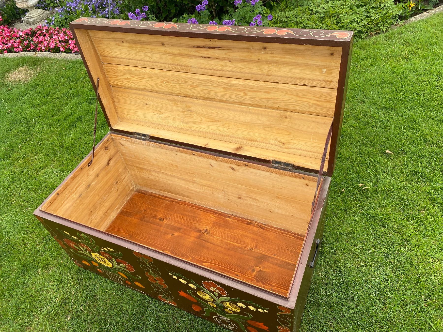 Truhen: Holztruhe bemalt 110x55x55 cm – Gebraucht aus Muri AG von Edyson 4